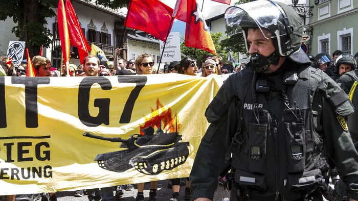 Bei den Demos gegen den G7-Gipfel flogen die Funken