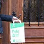 Sackerl-Verteilaktion des Bauernbundes sorgt für Aufregung bei den FPÖ-Bauern