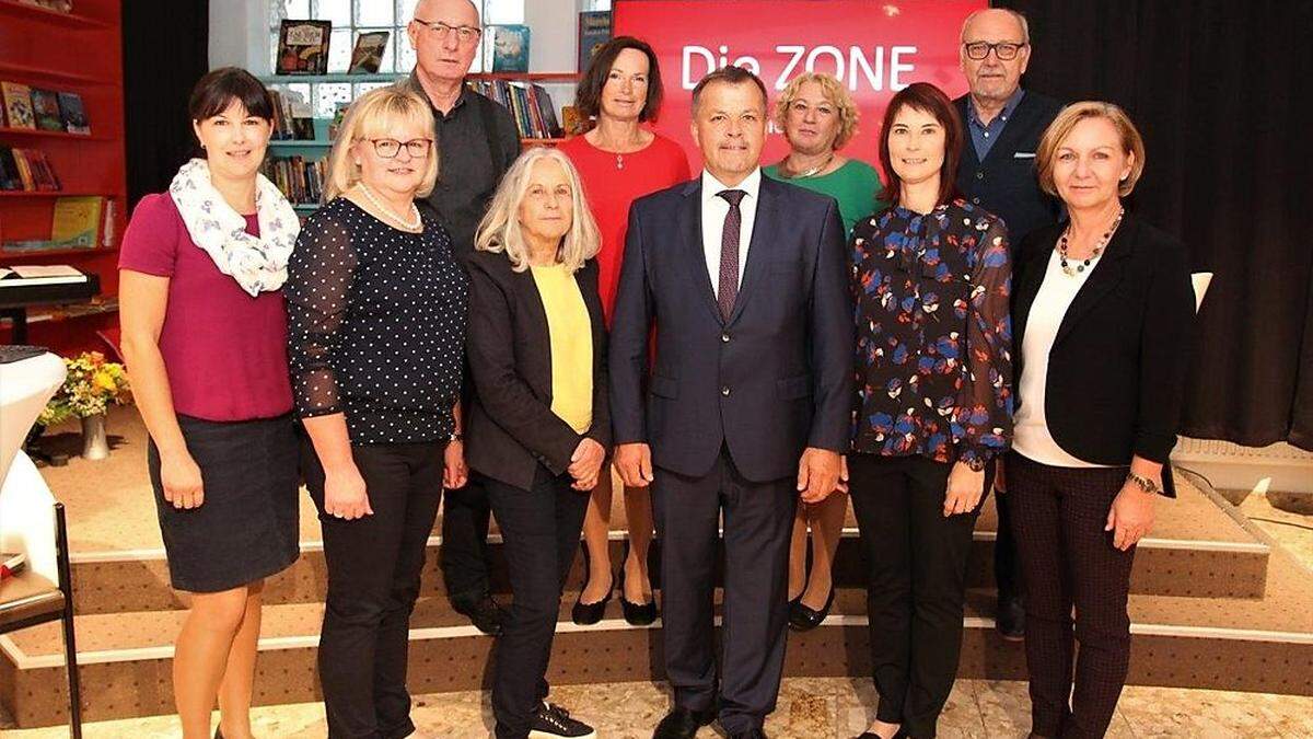 Bürgermeister Helmut Ofner (mitte) mit dem Team hinter dem Verein ZONEKirchberg