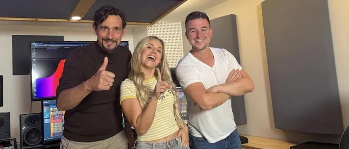 Florian Hubmann, Natalie Holzner und Dominik Hemmer bei der Arbeit in dessen Tonstudio