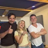 Florian Hubmann, Natalie Holzner und Dominik Hemmer bei der Arbeit in dessen Tonstudio