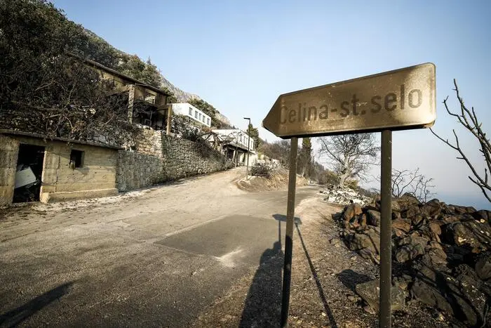 Bild der Zerstörung nach dem Waldbrand.