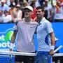 Jannik Sinner (links) und Novak Djokovic