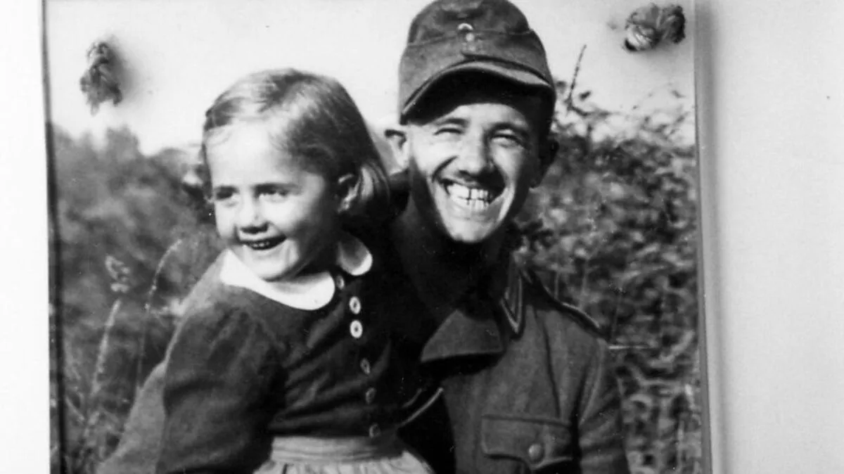 Die Tochter mit ihrem Vater während eines Heimaturlaubs in Leutschach