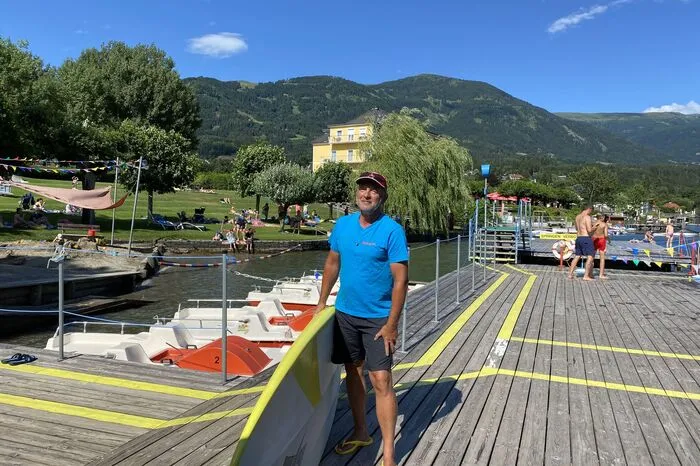 Im Gemeindestrandbad Ertl in Seeboden sorgt Bademeister Mischa Hopfgartner für die Sicherheit der Badegäste. "Jeder neue Tag ist für mich aufregend. Außerdem bin ich den ganzen Tag an der frischen Luft und kann die Schönheit des Millstätter Sees genießen", sagt der 53-jährige Spittaler.