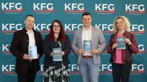 „Korruptionsfreier Gemeinderatsklub“ mit Michael Winter, Claudia Schönbacher, Alexis Pascuttini und Astrid Schleicher, mit dem KFG-Logos im Hintergrund auf der Fotowand