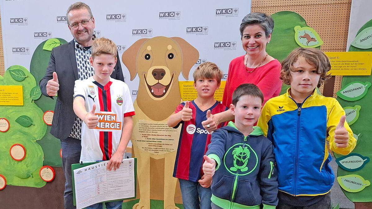 Freuten sich mit Osttiroler Volksschulkindern über die Premiere des Haustierparks im Bezirk Lienz: WK-Bezirksobfrau Michaela Hysek-Unterweger und der Sprecher des Tiroler Zoofachhandels, Hannes Pichler