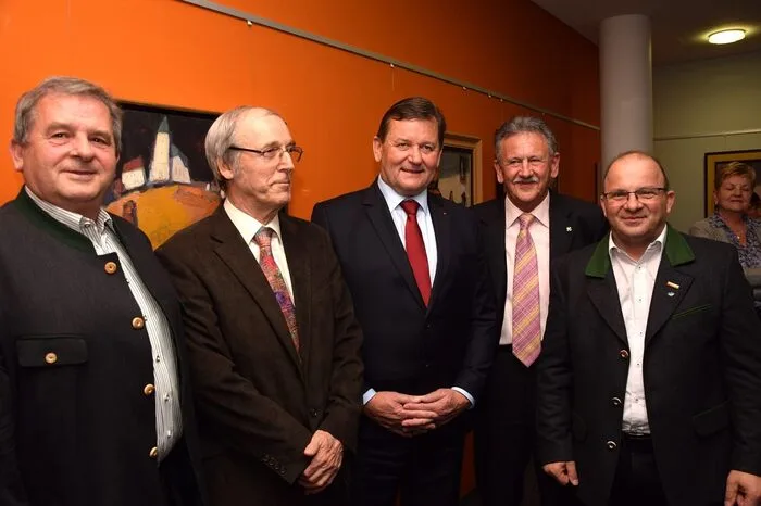 Zur Vernissage kamen mehr als hundert Gäste, darunter Raiffeisenbankobmann Hubert Schlagbauer, Bürgermeister Heinrich Schmidlecher, dessen Amtskollege aus Murska Sobota, Aleksander Jevsek, oder Tourismusobmann Josef Jausovec.