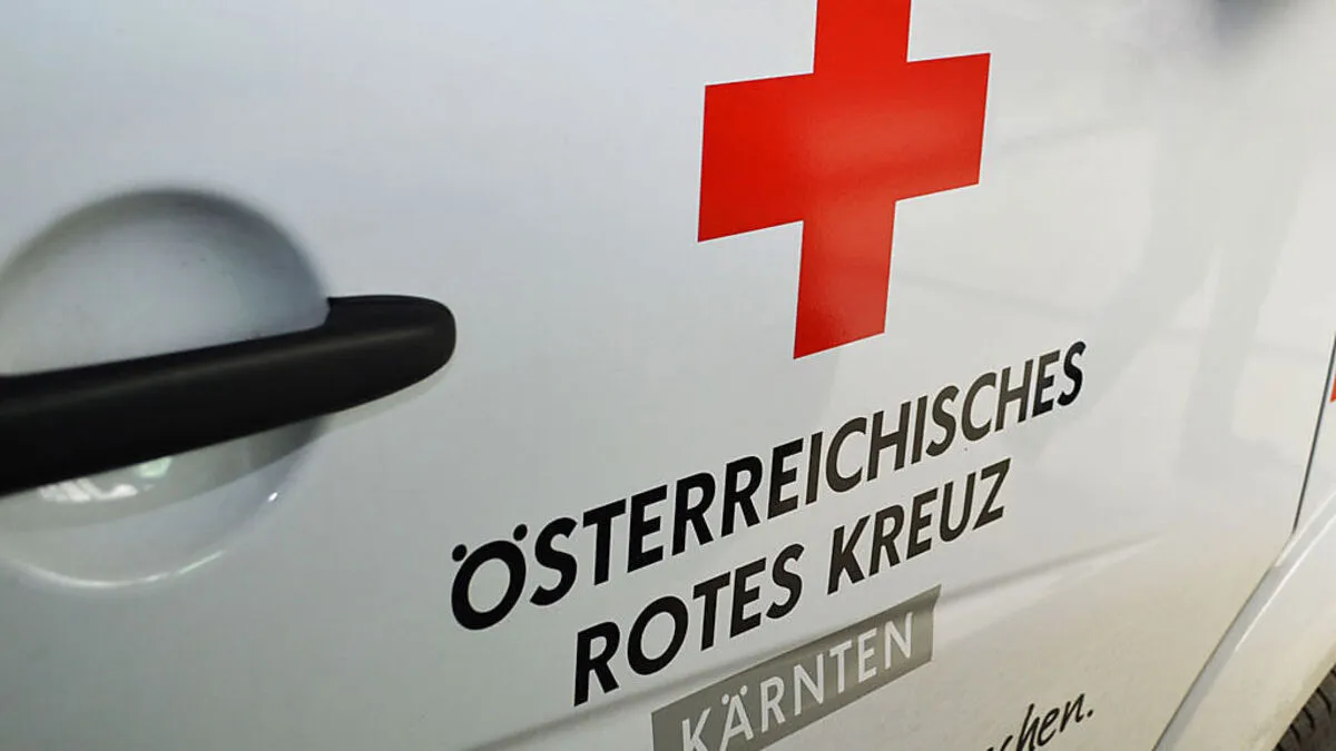 Die beiden Fahrzeuglenker wurden verletzt und von der Rettung ins UKH Klagenfurt gebracht