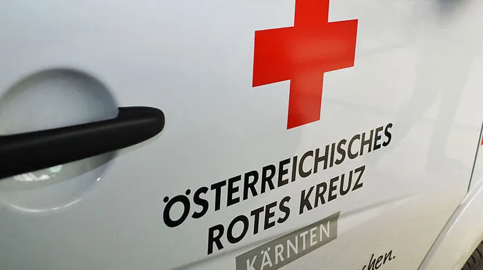 Die beiden Fahrzeuglenker wurden verletzt und von der Rettung ins UKH Klagenfurt gebracht