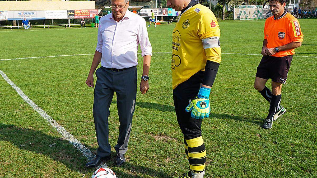 LH Peter Kaiser beim Ankick mit SV Donau Kapitän Raphael Thun-Hohenstein