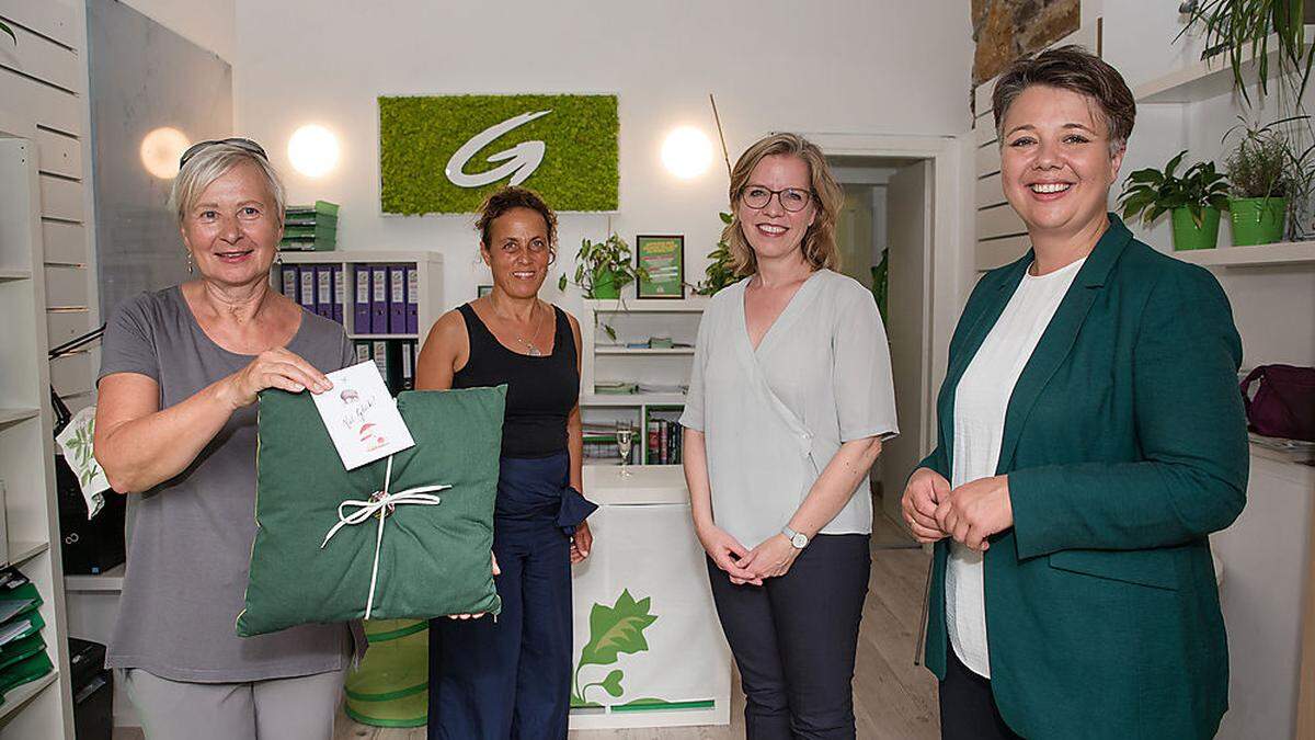 Sabina Schautzer (Sprecherin der Grünen Villach), Birgit Seymann  (Gemeinderätin der Grünen in Villach), Klimaschutzministerin Leonore Gewessler und Landessprecherin Olga Voglauer im neuen Büro der Grünen in Villach (von links)