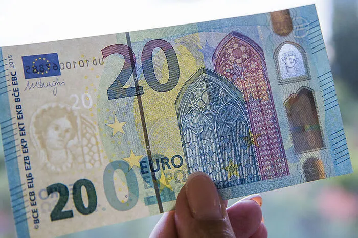 Smaragdzahl, Papier und Relief sowie das Porträtfenster mit der Figur Europa aus der griechischen Mythologie sind weitere Merkmale, die es Fälschern unmöglich machen sollen, sogenannte Blüten herzustellen.