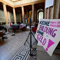 Das könnte länger dauern: Die Studierenden, die derzeit die Aula der Akademie der bildenden Künste besetzen, wollen erst abziehen, wenn das Budget passt.