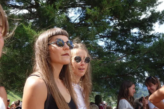 Bei strahlendem Sonnenschein darf die Sonnenbrille natürlich nicht fehlen.