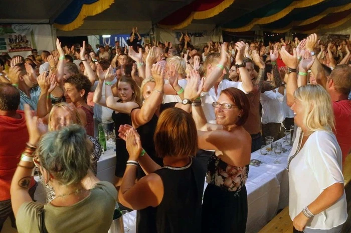 Standing Ovations und Hände nach oben minutenlang.