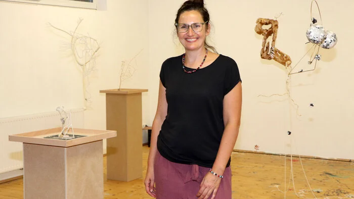 Elisabeth Wedenig in ihrem Atelier Haas Keusche mit den Kunstwerken „Analyse der Stille“ von Judith Saupper.