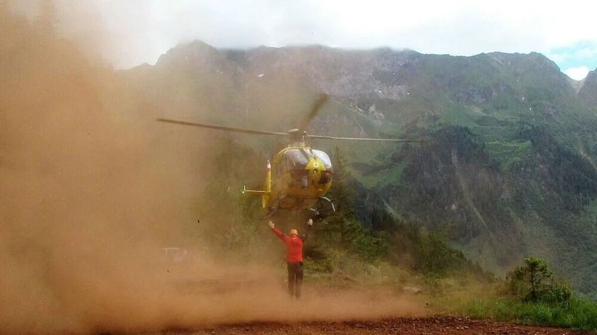 Die 23-Jährige wurde mit dem Rettungshubschrauber ins UKH Linz geflogen, wo sie ihren schweren Kopfverletzungen erlag