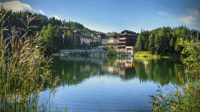 1. Der KlassikerHotel Hochschober (19 Punkte, vier Lilien) Das Hotel Hochschober in Kärnten gilt seit Jahren als Klassiker. Das Haus verfügt über ein authentisches Hamam mit und über ein beeindruckendes 24 Meter langes und zehn Meter breites Freibecken, das, nach unten offen, in den eiskalten Bergsee hineingebaut wurde. Täglich gibt es ein Aktivprogramm mit Yoga, Meditation und Faszientraining. Unvergleichlich ist das Frühstücksbuffet. Für alle Mahlzeiten gibt es vegane Alternativen, über deren authentische Zubereitung ein strenger Inder wacht. Gut für Familien, da es auch eine Kinderbetreuung gibt.