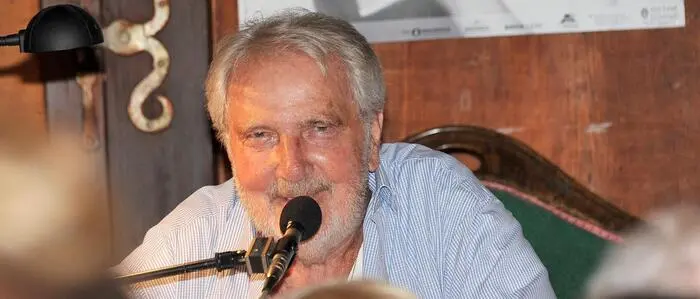 Franz Robert Wagner, Kammerschauspieler und bekannte Stimme aus Funk, Fernsehen und Medien, las im Gabillonhaus am Grundlsee