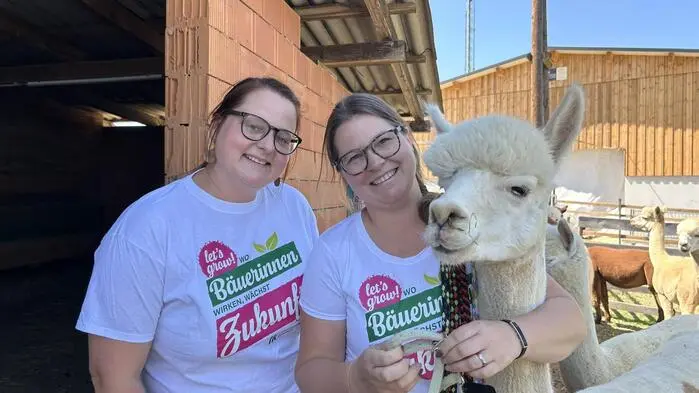 Kerstin Radl (l.) führt gemeinsam mit ihrer Schwester Andrea in Hartl einen Hof mit Gemüsebau und Alpakazucht