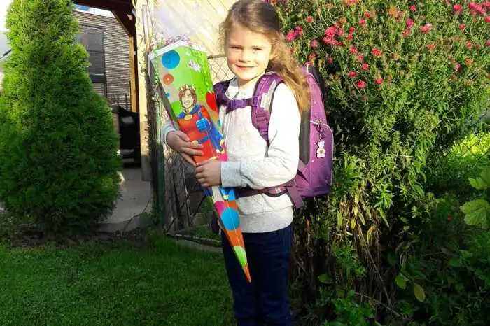 „Es war wirklich lustig in der Schule“, sagt Sarah Holzmann (5) aus Villach. In der Volksschule Maria Gail hat sie am ersten Schultag schon viel gelernt: „Wir haben mit unserer Lehrerin eine Überraschung für unsere Eltern vorbereitet – einen Tanz. Stell dir vor, in der Klasse haben wir getanzt!“ Sarah freut sich „auf die Hausaufgaben“. Wirklich? „Ja. Für die brauche ich dann Ruhe. Und mein kleiner Bruder Raphael darf mich nicht nerven.“