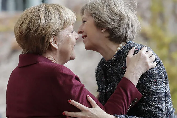 Küsschen für Theresa May - geht sie weg, zieht man sie hin? Die Zukunft eines Großbritannien ohne Europa und eines Europa ohne Großbritannien ist offen.