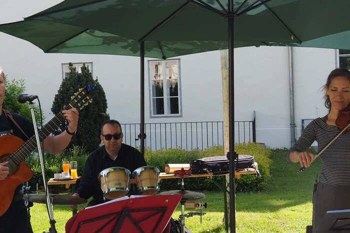 Richard Peterl (links am Foto) spielte mit dem Latin Trio auf.