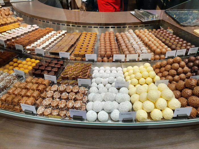 Die Chocolatiers bieten eine verführerische Vielfalt, hier eine Vitrine bei Läderach in Luzern