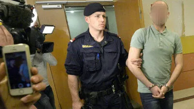 Einer der neun angeklagten Iraker zu Prozessbeginn 