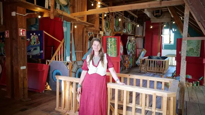 Eine „Phantasiewelt“ ist in der alten Mühle entstanden, ein Ort, an dem die Künstlerin aber nicht mehr nur ihre eigenen Werke ausstellen will