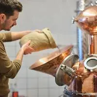 Der Alkoholkonsum ist rückläufig. Oststeirische Gin-Destillerien behaupten sich als Manufakturen durch hohe Qualität in kleinen Mengen