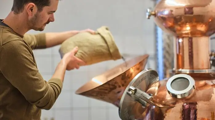Der Alkoholkonsum ist rückläufig. Oststeirische Gin-Destillerien behaupten sich als Manufakturen durch hohe Qualität in kleinen Mengen