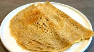 Buchweizen ist, anders als der Name vermuten lässt, kein Getreide. Deshalb ist Buchweizenmehl für Menschen, die an Zöliakie leiden, ein Segen.