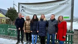 Der betroffene Landwirt Wolfgang Trabi (2. v. r.) und Sprecher der Projektkritiker ist mittlerweile selbst FPÖ-Gemeinderat und Obmann des Bauausschusses