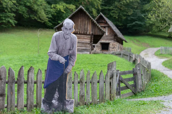 Nicht wegzudenken aus der bäuerlichen Arbeitskleidung ist die blaue Arbeitsschürze. Sie schützte die Kleidung, verdeckte aber auch das offene Hosentürl. Anhand des Fiata oder Vortuchs (auch Heimatschein genannt) und der Art des Tragens, war sogar zu erkennen, wo der Träger zu Hause war.