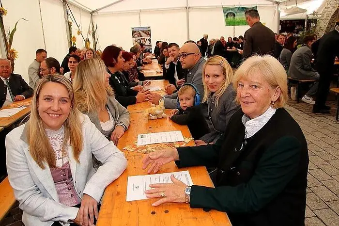 Das wegen der unsicheren Wetterlage vorsorglich aufgestellte Zelt war voll besetzt, als Vikar Ioan Ioja begleitet vom Musikverein Graden einzog.