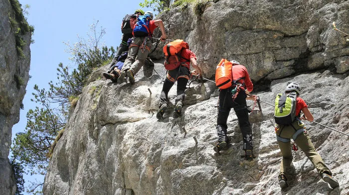 Klettersteige sowie Klettergebiete boomen und immer mehr Leute zieht es in      die Berge. Dabei sind aber einige Sicherheitsbestimmungen zu beachten