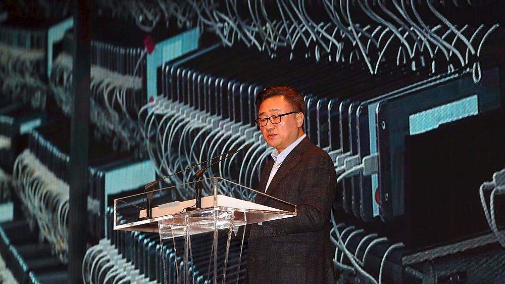 Koh Dong-Jin, der Präsident von Samsung Electronics`Mobile Communications Business bei einer Pressekonferenz am Montag 