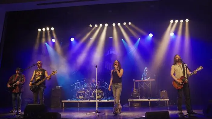 Echte Rockklassiker standen im Kulturzentrum Spielberg auf dem Programm: Im Rahmen der Reihe „Legends of Rock“ widmete sich die Tribute-Formation „Keep The Faith“ voll und ganz dem Schaffen der US-Kultband Bon Jovi.