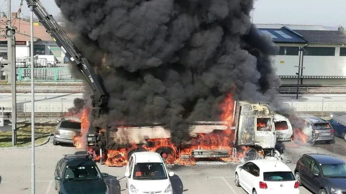 Lkw-Brand im Bezirk Korneuburg: Feuer griff auf mehrere Autos über 