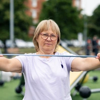 Fachleute raten Frauen im Wechsel: „Macht Krafttraining und baut Muskeln auf!“ Denn Muskelmasse benötigt auch im Ruhezustand mehr Kalorien als Fettmasse. 
