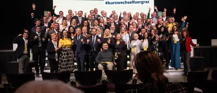 Gruppenfoto vom ÖVP-"Zukunftstag" in der Grazer Helmut-List-Halle: In der dritten Reihe, hinter Anna Hopper, Sabine Reininghaus