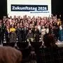 Gruppenfoto vom ÖVP-"Zukunftstag" in der Grazer Helmut-List-Halle: In der dritten Reihe, hinter Anna Hopper, Sabine Reininghaus