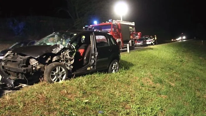 Die Feuerwehr musst die Lenkerin aus den schwer beschädigten Pkw befreien