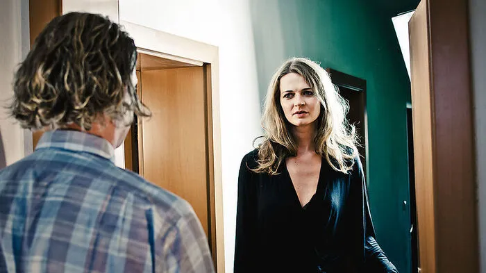 Pauli (Michael Kuglitsch) besucht die Prostituierte Sandy (Sandra Pascal)