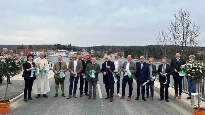 Die Ehrengäste durchtrennten das Band und eröffneten die Südspange in St. Ruprecht an der Raab.