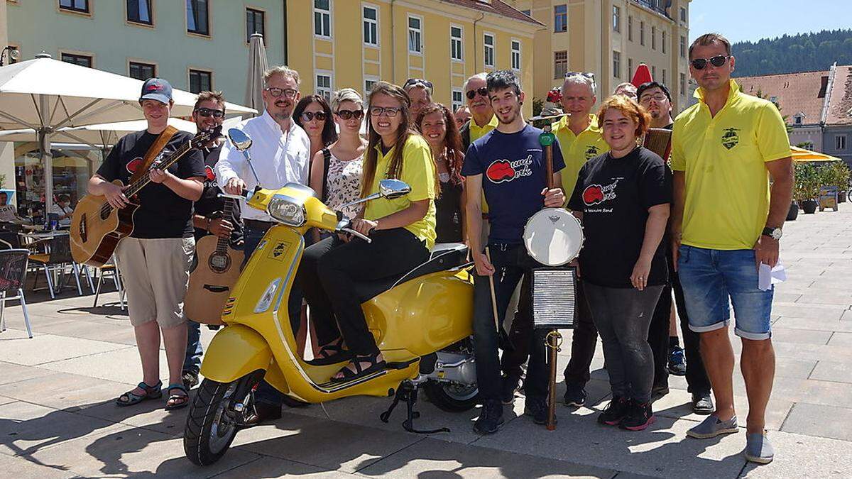 Der Brucker Vespaclub hat Josipa Kelava, Mitglied der Pius-Band „Mundwerk“, gestern die Vespa am Brucker Hauptplatz übergeben