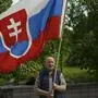 Vladimir Petko betet und schwenkt vor dem Spital, in dem der Premier behandelt wird, eine slowakische Flagge und beschwört jene Einheit, die die Politik vermissen lässt