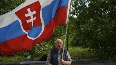 Vladimir Petko betet und schwenkt vor dem Spital, in dem der Premier behandelt wird, eine slowakische Flagge und beschwört jene Einheit, die die Politik vermissen lässt